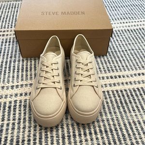 Steve Madden Elore Sneaker in Tan. Size 9. Never worn. NWT